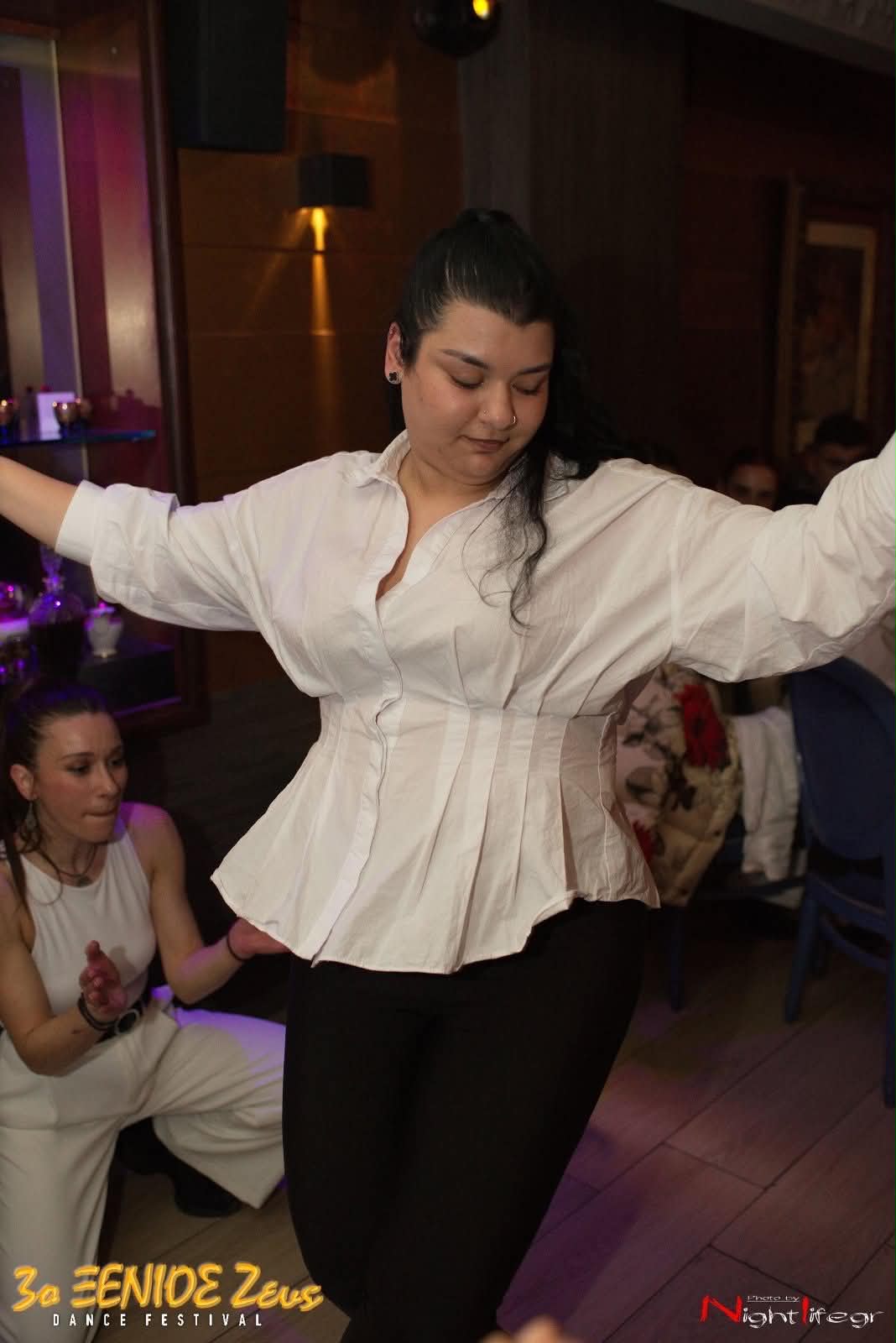 Ζευγάρι χορεύει tango σε στούντιο
