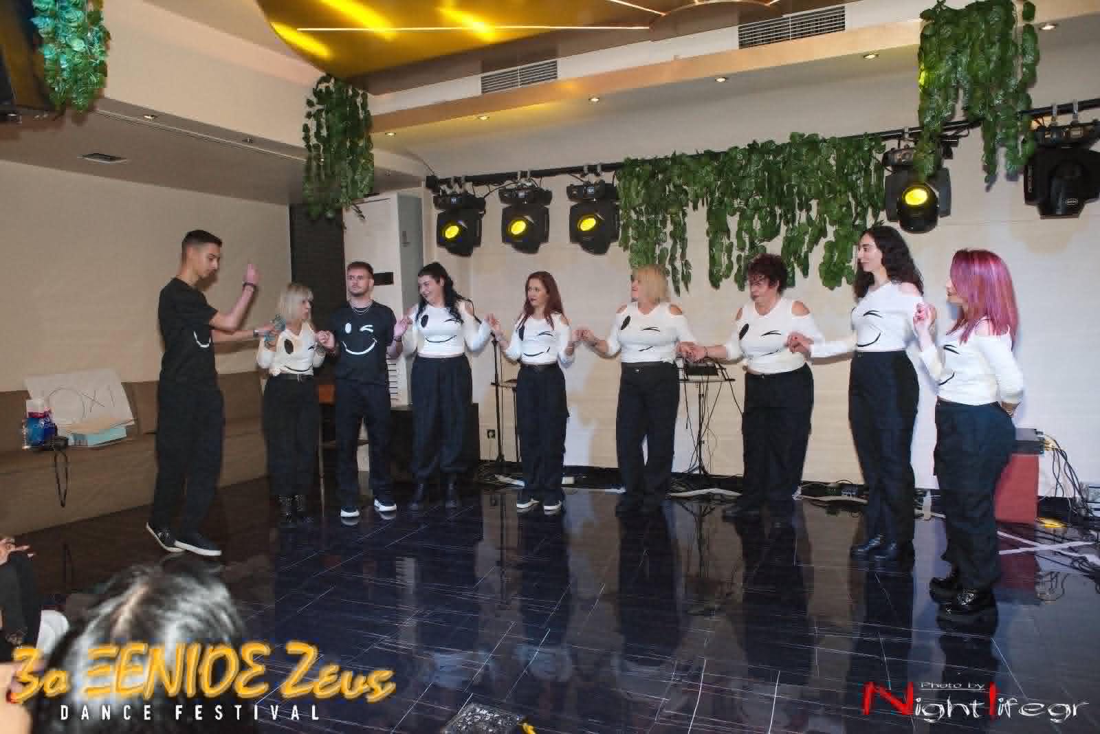 Ζευγάρι χορεύει σε ζεστό, ατμοσφαιρικό φως